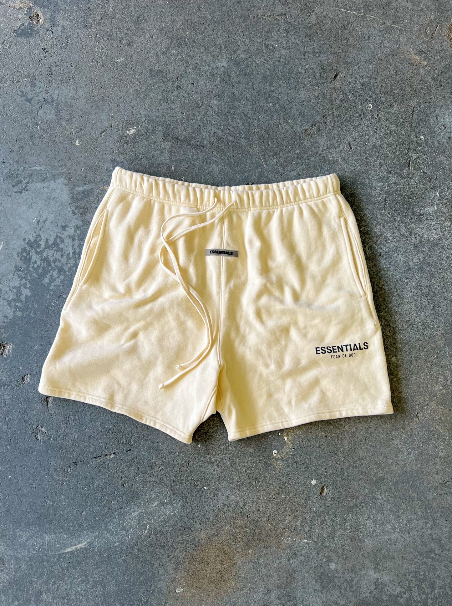 Essentials Cream Sweat-short - Sz L