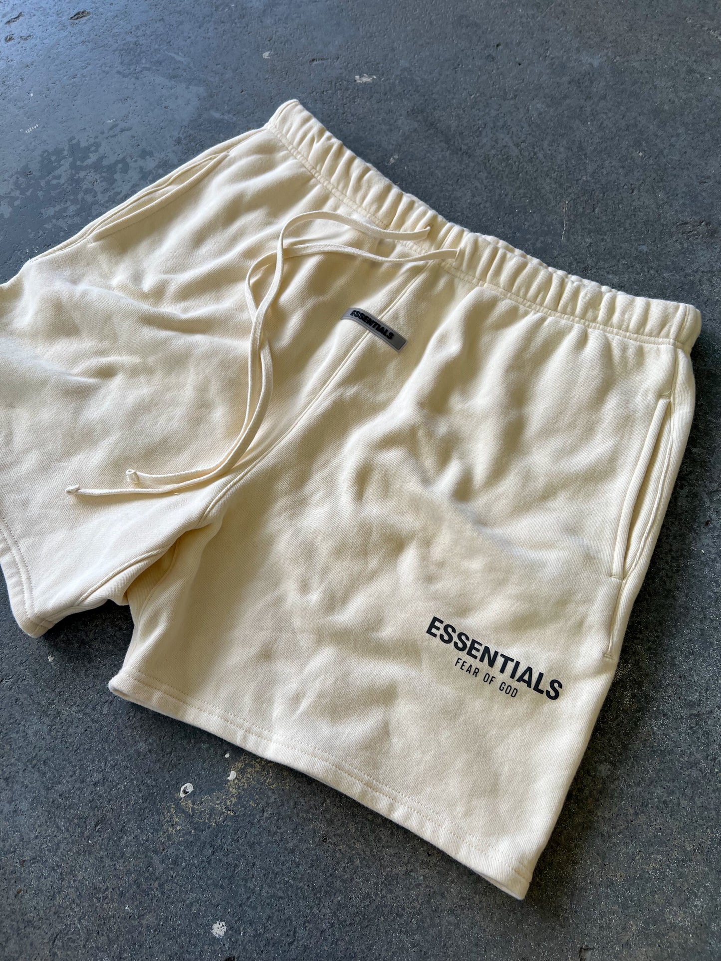 Essentials Cream Sweat-short - Sz L