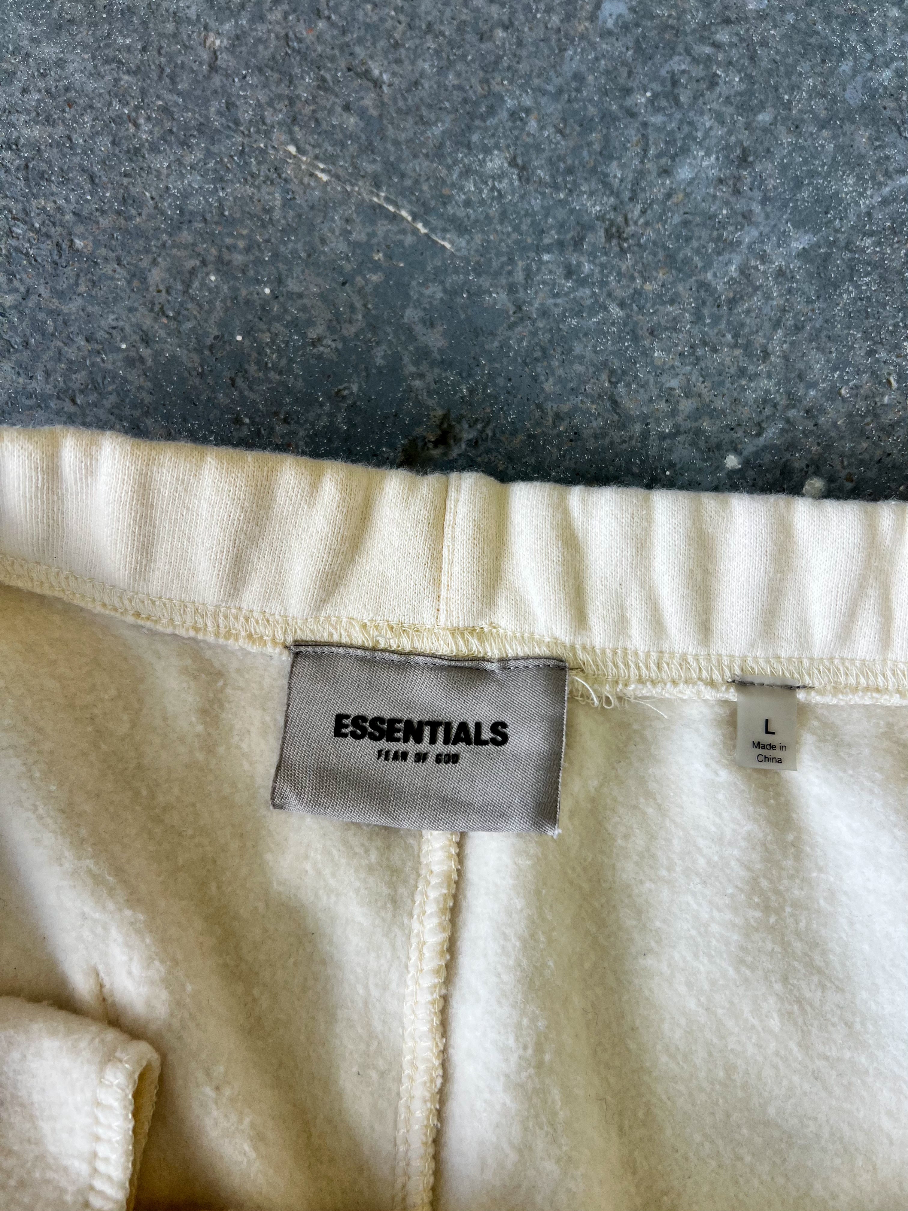 Essentials Cream Sweat-short - Sz L