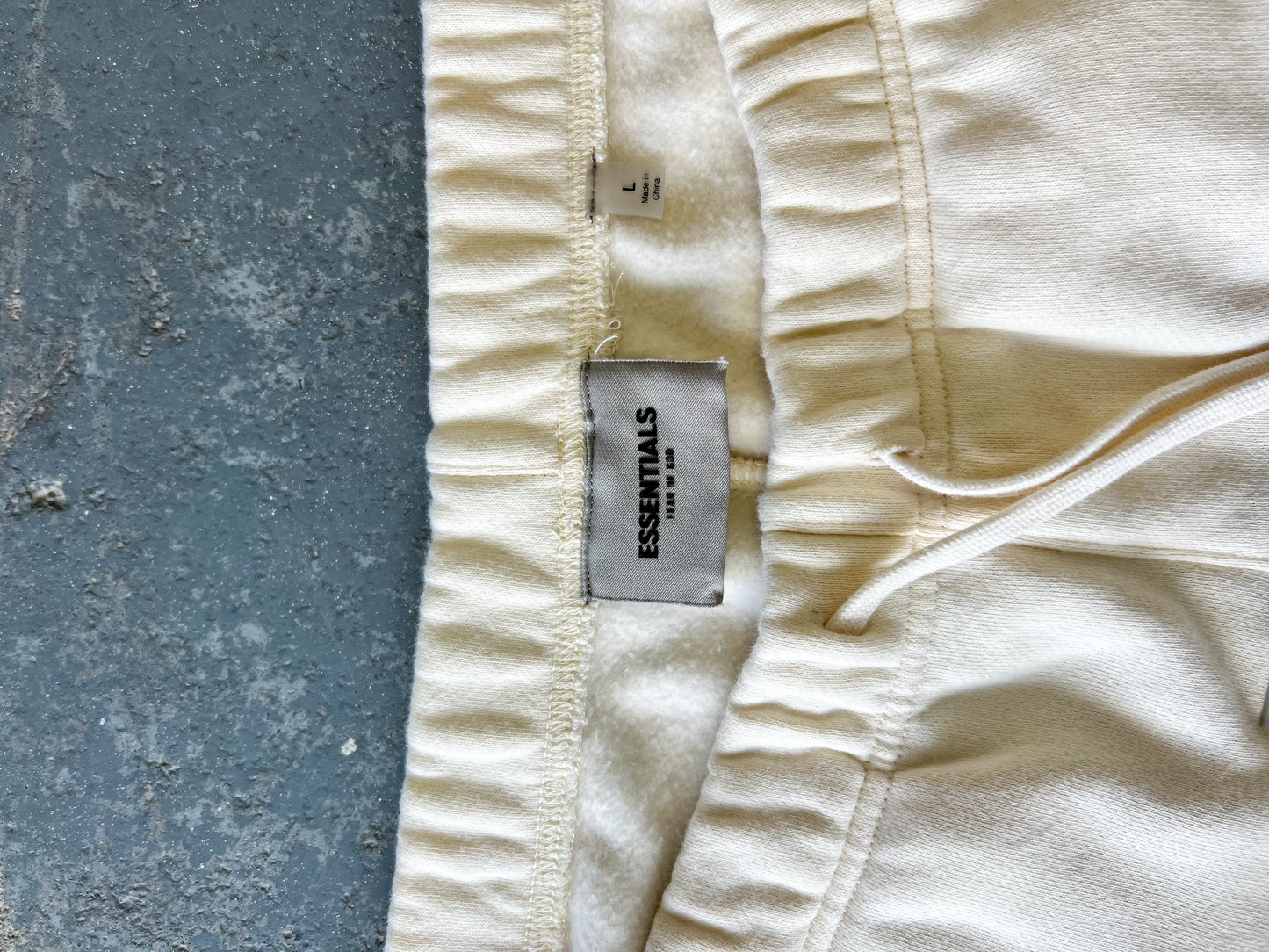 Essentials Cream Sweat-short - Sz L