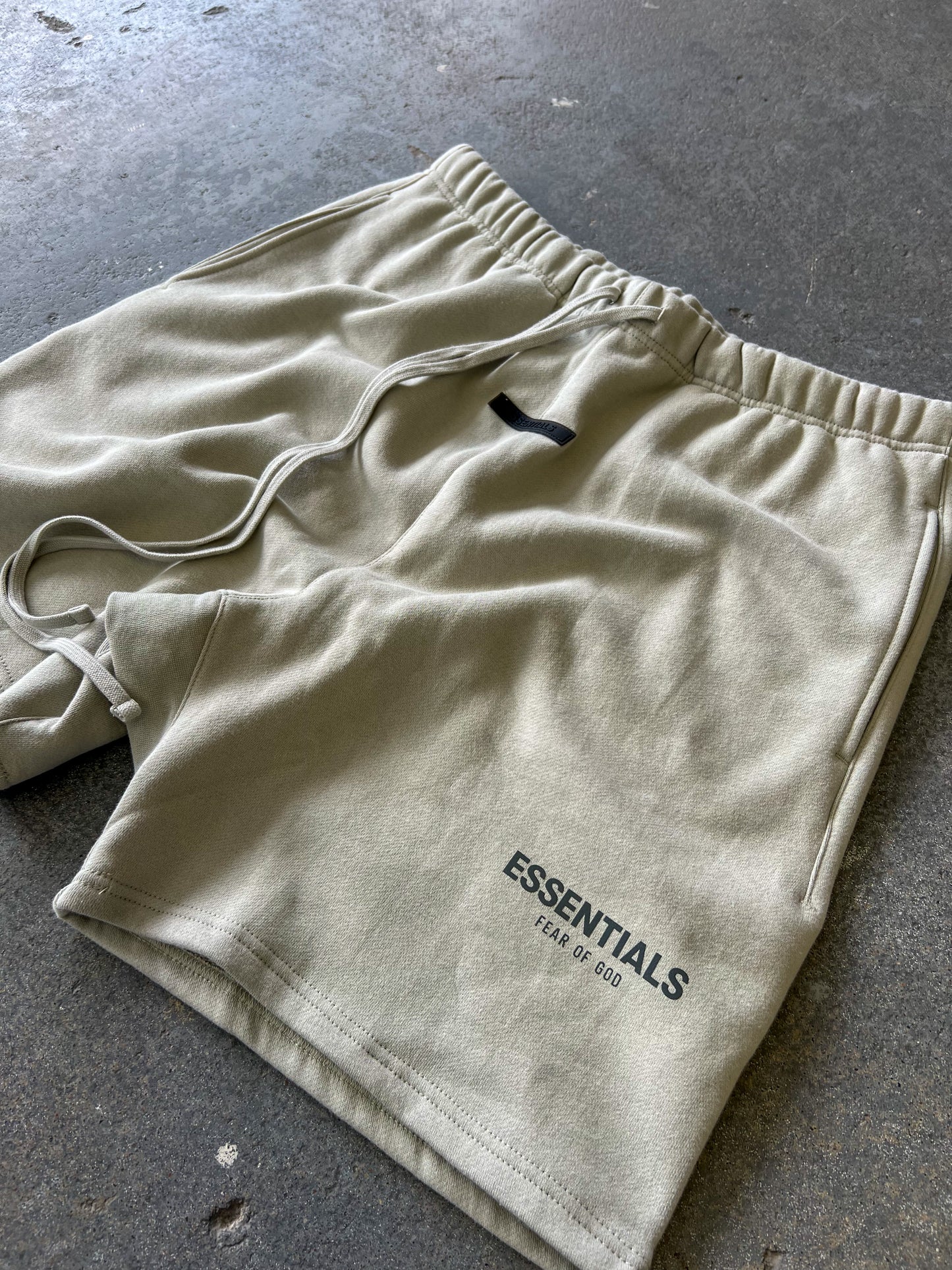 Essentials Pistachio sweat-short